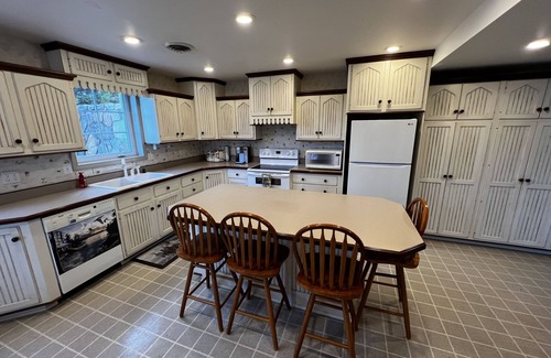 Hiwassee Casa | Cozy Claytor Lakefront Retreat with 2 houses for Large families/Reunions