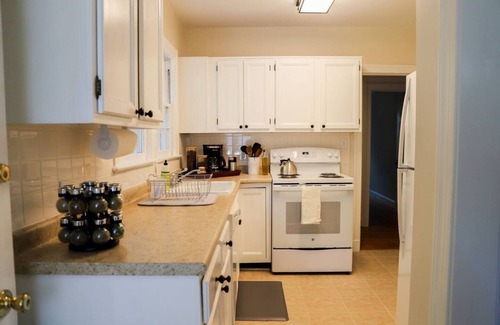 Winston - Salem Cabaña | Cozy & Clean Home In Ardmore - The Yellow Cottage