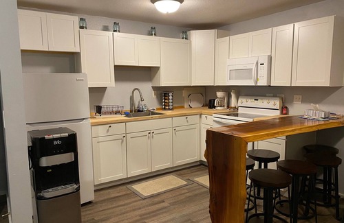 Ketchikan Apartamento | Cozy, clean, lodging located a few minutes walk from Knudson Cove Marina.