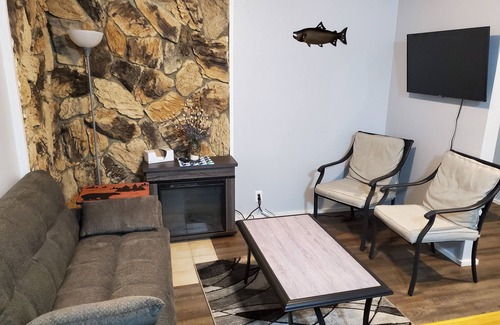 Ketchikan Apartamento | Cozy, clean, lodging located a few minutes walk from Knudson Cove Marina.