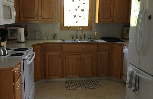 Council Bluffs Casa | Cozy, Clean & Quiet. Home in the Hills. Close to DT Omaha; Market; Zoo; Gardens