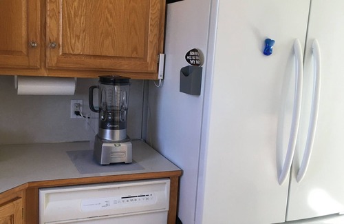 Council Bluffs Casa | Cozy, Clean & Quiet. Home in the Hills. Close to DT Omaha; Market; Zoo; Gardens
