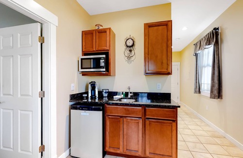 Northeast Harbor Casa | Cozy & Clean Second-Story Suite w/ Kitchenette & Free WiFi - Walk to the Harbor