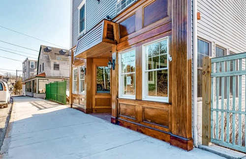 Northeast Harbor Casa | Cozy & Clean Second-Story Suite w/ Kitchenette & Free WiFi - Walk to the Harbor
