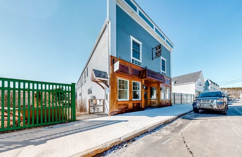 Northeast Harbor Casa | Cozy & Clean Second-Story Suite w/ Kitchenette & Free WiFi - Walk to the Harbor