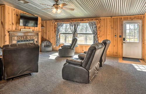 Ranchvale Casa | Cozy Clovis Getaway w/ Patio: 6 Mi to Town!