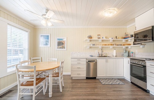 Lincoln City Cabaña | Cozy Coast Cottage: King, Hot Tub, Near Beach