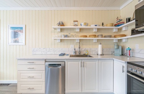 Lincoln City Cabaña | Cozy Coast Cottage: King, Hot Tub, Near Beach