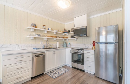 Lincoln City Cabaña | Cozy Coast Cottage: King, Hot Tub, Near Beach