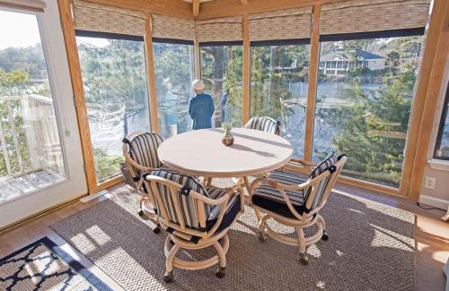 Litchfield by the Sea Casa | Cozy Coastal Escape 3BR 3BA Lakefront Tranquility