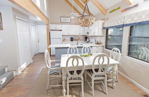 Litchfield by the Sea Casa | Cozy Coastal Escape 3BR 3BA Lakefront Tranquility