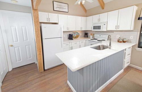 Litchfield by the Sea Casa | Cozy Coastal Escape 3BR 3BA Lakefront Tranquility