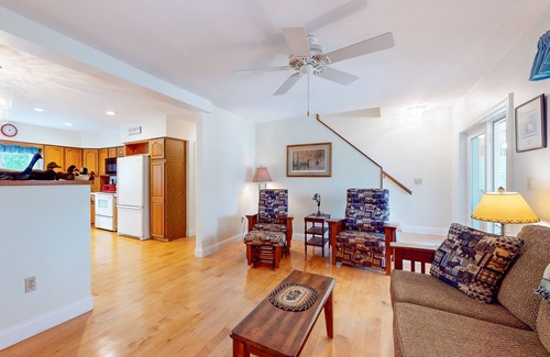 Cushing Casa | Cozy Coastal Home with Jetted Tub, Modern Kitchen, and Ocean Breeze Patio