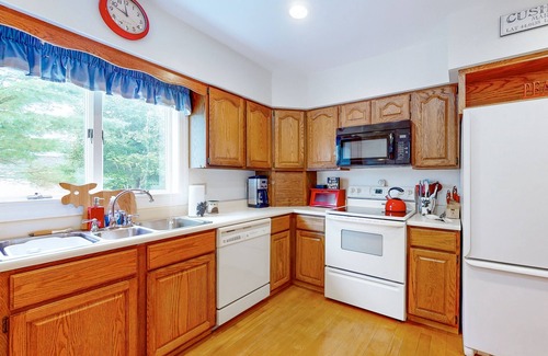 Cushing Casa | Cozy Coastal Home with Jetted Tub, Modern Kitchen, and Ocean Breeze Patio