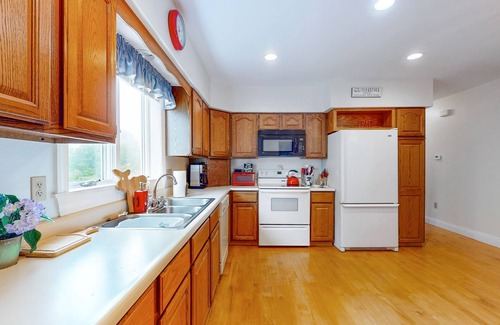 Cushing Casa | Cozy Coastal Home with Jetted Tub, Modern Kitchen, and Ocean Breeze Patio