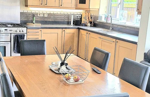 Rhyl Casa | Cozy Coastal Retreat in Rhuddlan - 5 Bedroom House