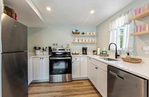 Ocean Park Condominio | Cozy Coastal Retreat Walk to Pier & Shoreline
