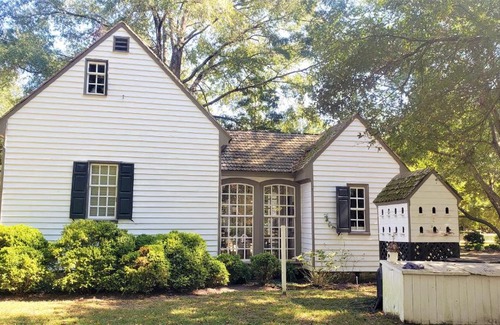Hayes Casa | Cozy Colonial 1740 Cottage