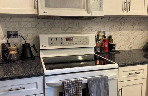 Drexel Hill Casa | Cozy Colonial Home, king bed, private parking & entertaining back yard