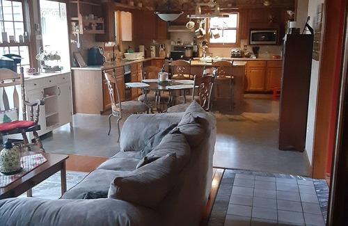 Olmsted Falls Casa | Cozy Colonial w/exercise room, sauna and 1/2 basketball court
