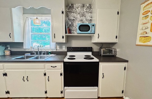 Ruther Glen Casa | Cozy & Colorful 3BR Cottage near I-95, Kings Dominion, Richmond, Family Friendly