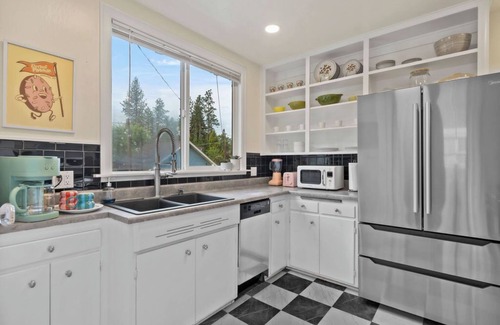 Manito Casa | Cozy, colorful Manito bungalow