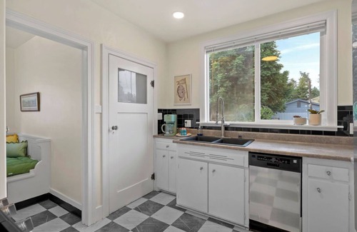 Manito Casa | Cozy, colorful Manito bungalow