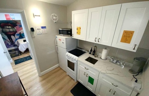 Wynwood Art District Casa | Cozy & Colorful Miami Art Canvas w/HotTub & Murals