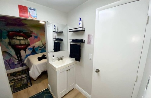 Wynwood Art District Casa | Cozy & Colorful Miami Art Canvas w/HotTub & Murals