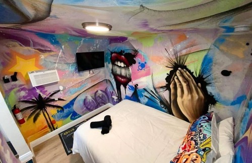 Wynwood Art District Casa | Cozy & Colorful Miami Art Canvas w/HotTub & Murals
