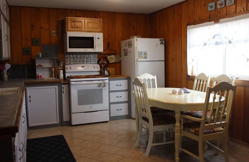 White Sulphur Springs Casa | Cozy & comfortable little 2-bedroom home in White Sulphur Springs. n