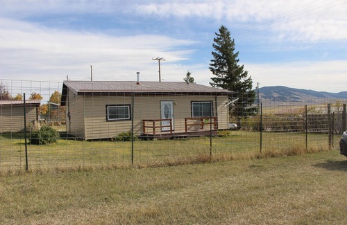 White Sulphur Springs Casa | Cozy & comfortable little 2-bedroom home in White Sulphur Springs. n