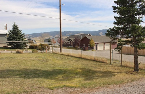 White Sulphur Springs Casa | Cozy & comfortable little 2-bedroom home in White Sulphur Springs. n