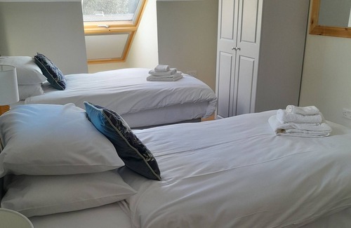 Roundwood Cabaña | Cozy, comfortable cottage on an alpaca farm