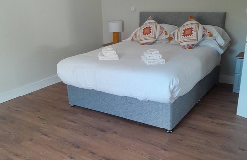 Roundwood Cabaña | Cozy, comfortable cottage on an alpaca farm