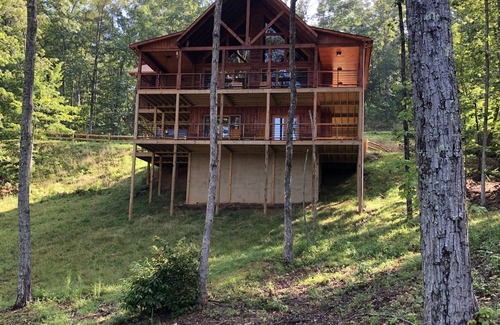 Morganton Cabina | Cozy Comfort meets Luxury Amenities in Mountain-View Retreat w 3 brms & 3 frplcs