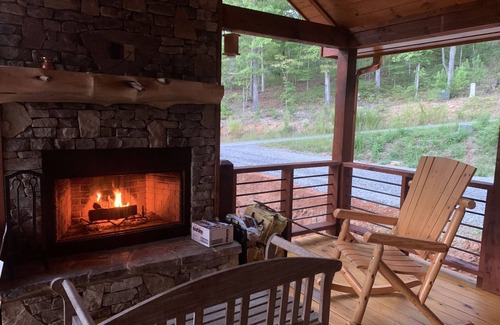 Morganton Cabina | Cozy Comfort meets Luxury Amenities in Mountain-View Retreat w 3 brms & 3 frplcs