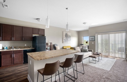 West Des Moines Apartamento | Cozy Comfort with Balcony and Garage