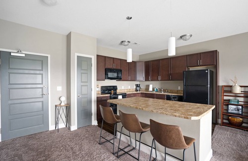 West Des Moines Apartamento | Cozy Comfort with Balcony and Garage