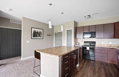 West Des Moines Apartamento | Cozy Comfort with Balcony and Garage