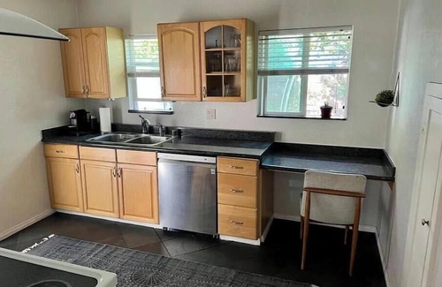Atwater Village Apartamento | Cozy, comfortable home Away