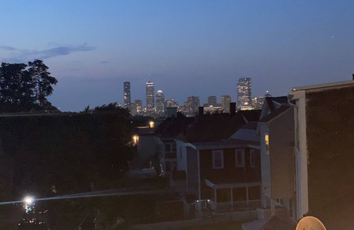 Dudley - Brunswick King Apartamento | Cozy & comfy in-law suite with Boston skyline view