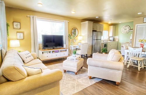 Summit Cabaña | Cozy & Comfy Vickery Cottage, Tacoma WA