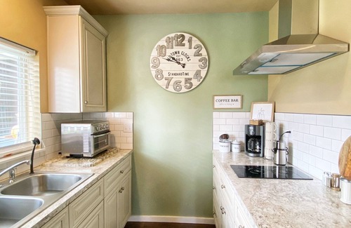 Summit Cabaña | Cozy & Comfy Vickery Cottage, Tacoma WA