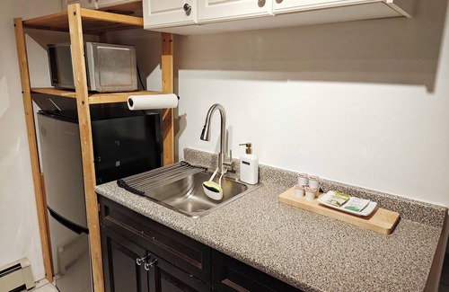 Grandview-Woodland Apartamento | Cozy Commercial Oasis - Private Entrance Studio - 10 min to Downtown Vancouver