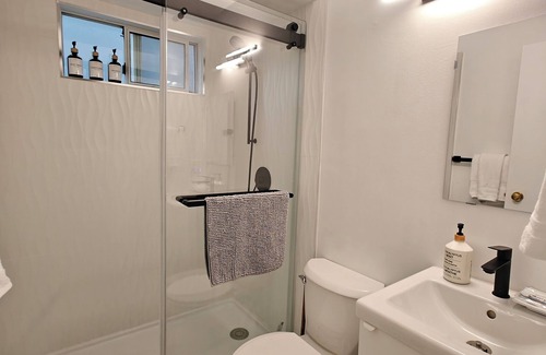 Grandview-Woodland Apartamento | Cozy Commercial Oasis - Private Entrance Studio - 10 min to Downtown Vancouver