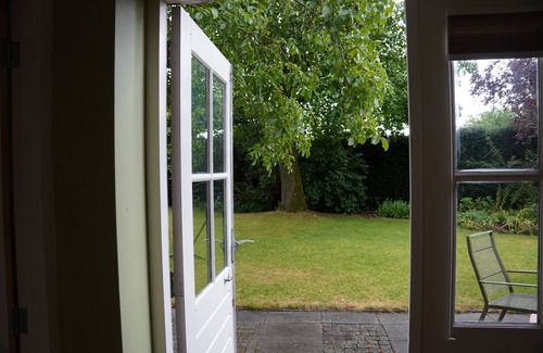 Ophemert Casa | Greener greener greenest! Cozy 4 person coach house with spacious garden in the Betuwe
