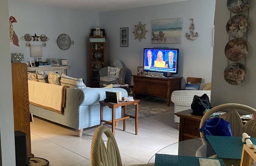 East Naples Condominio | Cozy condo, 4 miles to the beach and only 3 miles to downtown 5th Avenue!!!
