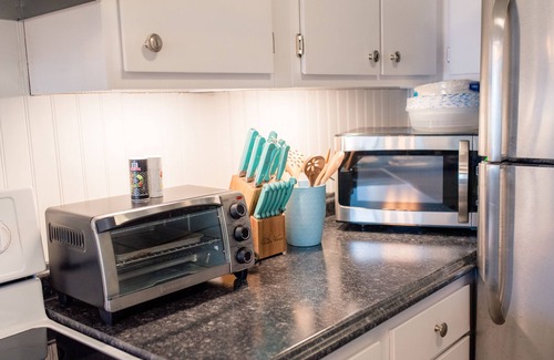 Morehead City Condominio | Cozy Condo for your family, indoor pool&Putt Putt.