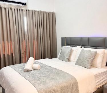 Highway Hills Apartamento | Cozy Condo Home along EDSA with a City View